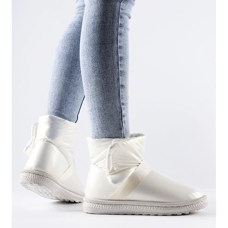 Béžové lesklé krátké sněhule od Delaune béžový 1