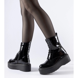 Černí patentoví pracovníci na platformě Leos černý 1