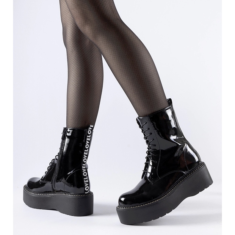 Černí patentoví pracovníci na platformě Leos černá 1