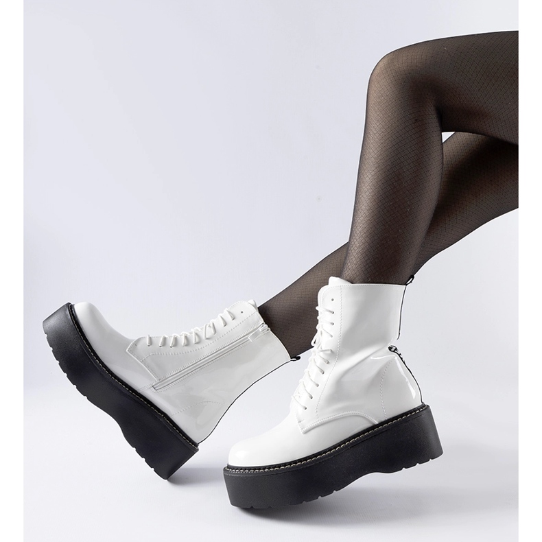 Bíle lakovaní dělníci na platformě Leoš bílý 1