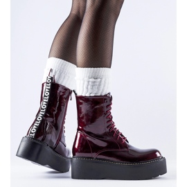 Burgundští patentoví pracovníci na platformě Leos červené 1