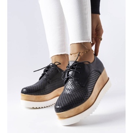 Černé prolamované boty na klínku od Laurent černá 1