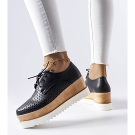 Černé prolamované boty na klínku od Laurent černá 2