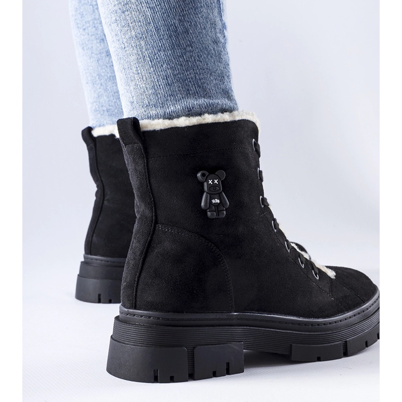 Černé zateplené kotníkové boty z eko semiše Pompei černá 1