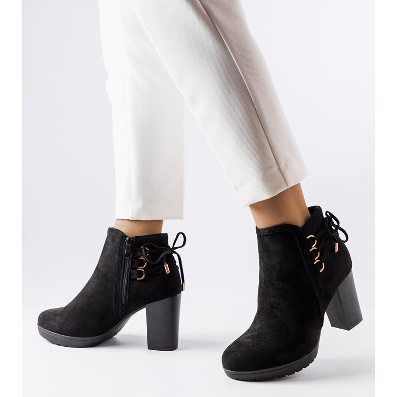 Černé eko semišové kozačky na podpatku od Poule černá 1 Černé eko semišové kozačky na podpatku od Poule černá 1