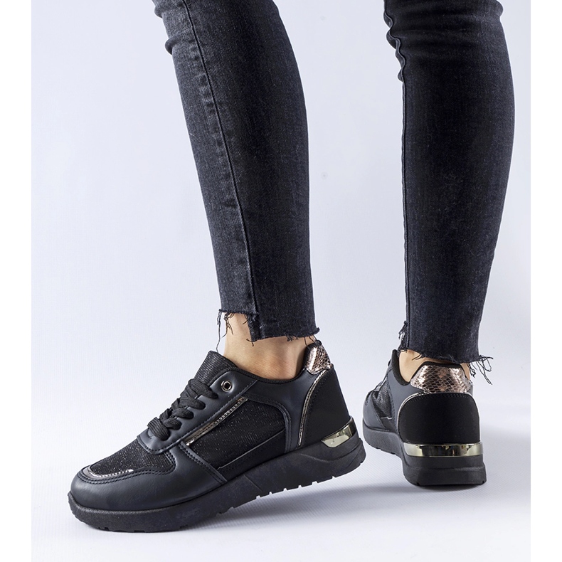 Černé tenisky s ozdobnou nití od Facondo černá 2