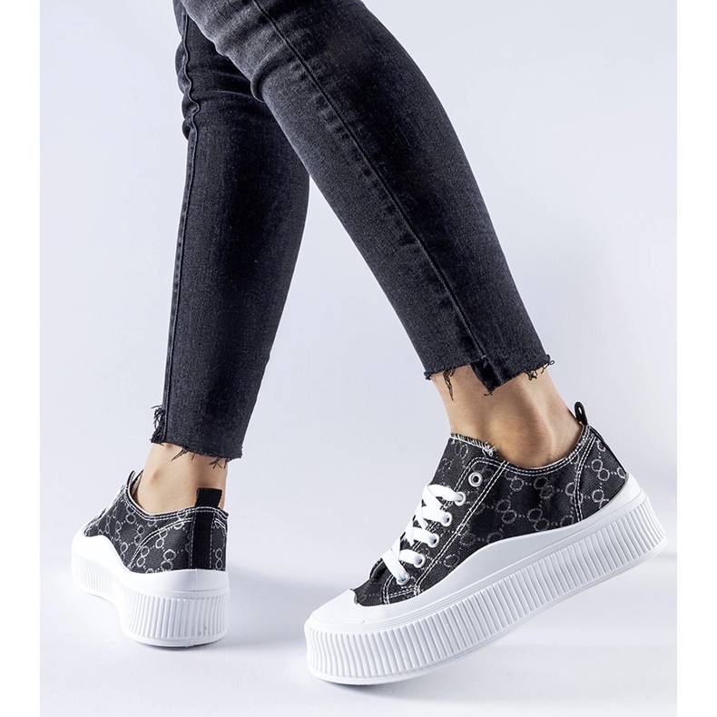 Černé tenisky zdobené monogramem Cavi černá 1