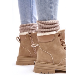 Dámské boty izolované béžovou kožešinou béžový 2