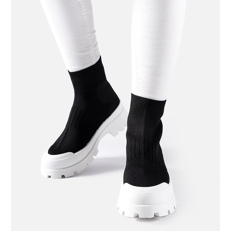 Černé tenisky s pružným svrškem Varden černá 1