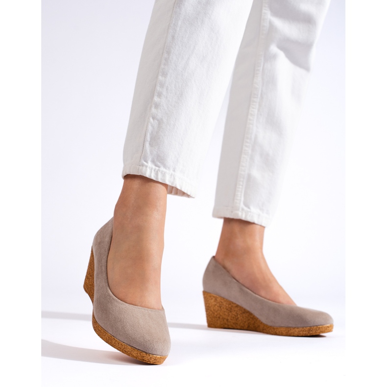 Tmavě béžové lodičky na klínku béžový 1