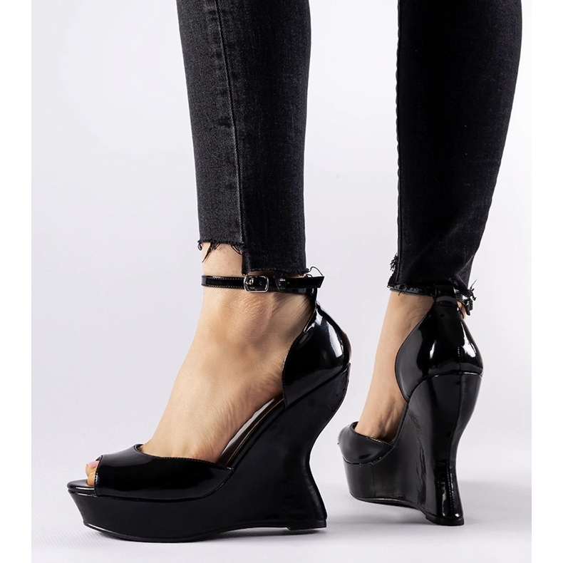 Flangan černé lakované sandály na klínku černá 1