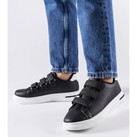 Černé tenisky se zapínáním na suchý zip značky Paré černá 1