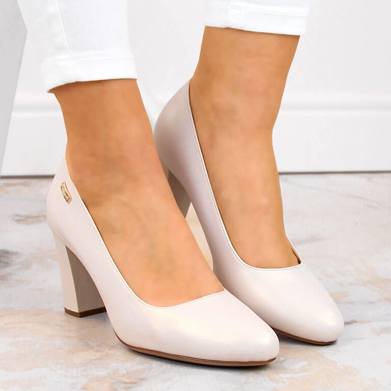 Béžové perleťové lodičky na ozdobném sloupku od Sergio Leone béžový 2