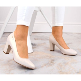 Béžové perleťové lodičky na ozdobném sloupku od Sergio Leone béžový 1