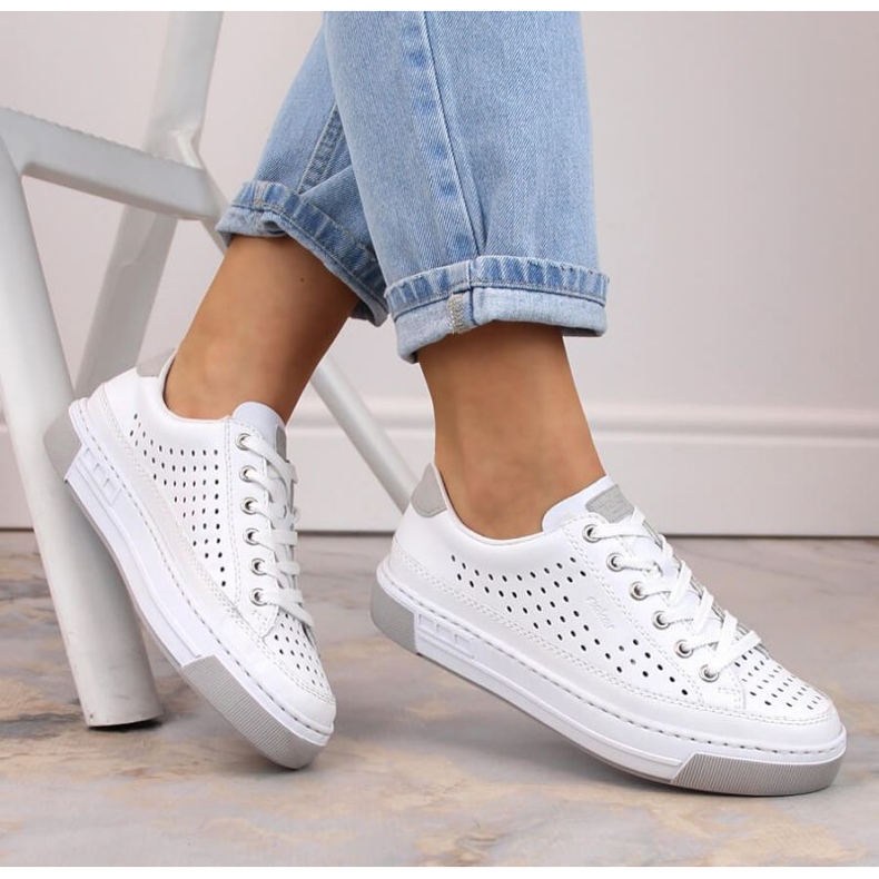 Bílé prolamované kožené boty Rieker W RKR642 bílý 1