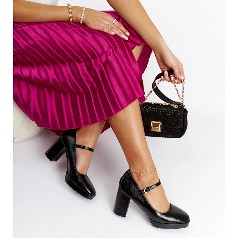 Černé lakované lodičky na podpatku Cher černá 1