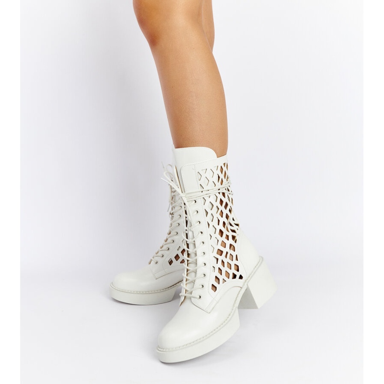 Visalia bílé prolamované kozačky na vysokém podpatku bílý 2