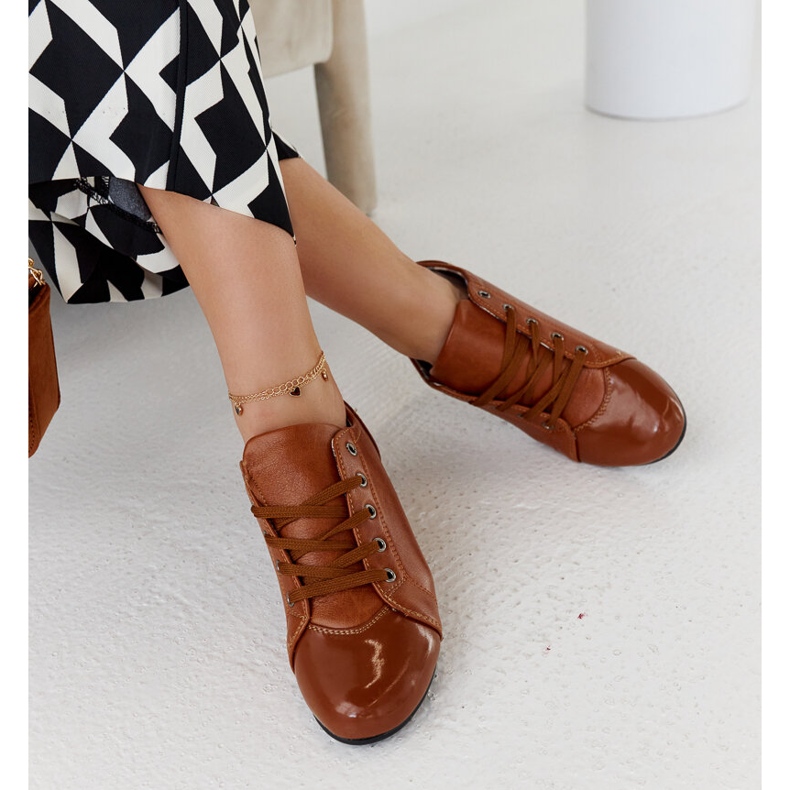 Hnědé boty s patentovanou špičkou od Parady hnědý 1 Hnědé boty s patentovanou špičkou od Parady hnědý 1