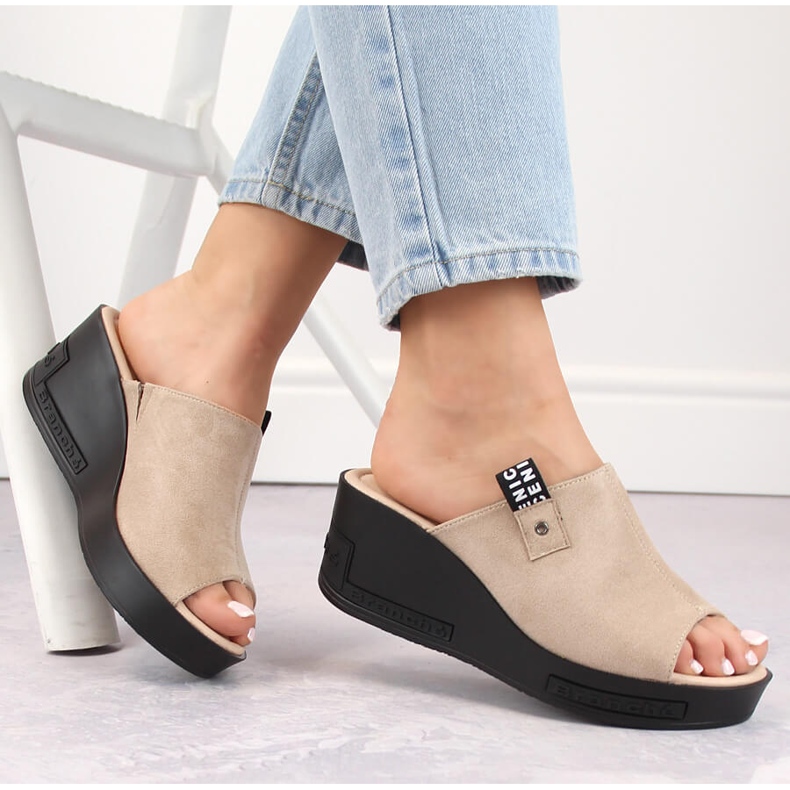 Béžové dámské semišové pantofle na klínku Vinceza 58291 béžový 1