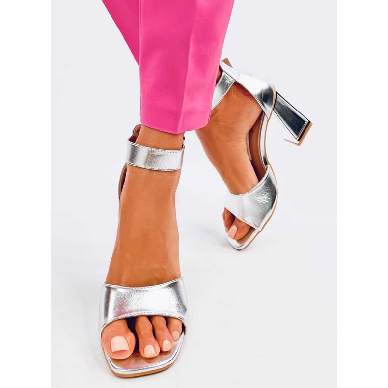 Sandály na podpatku Ellen Silver s páskem stříbrný 2 Sandály na podpatku Ellen Silver s páskem stříbrný 2