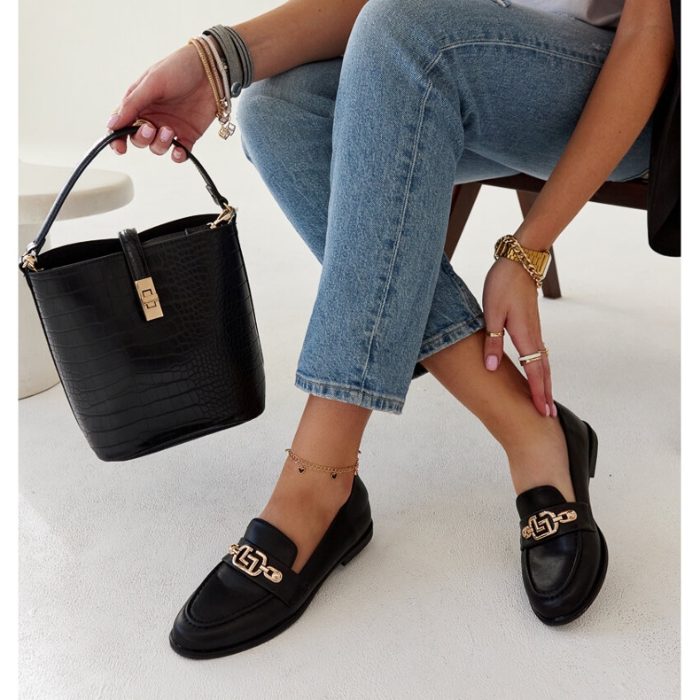 Černé mokasíny zdobené řetízkem Kuens černá 1