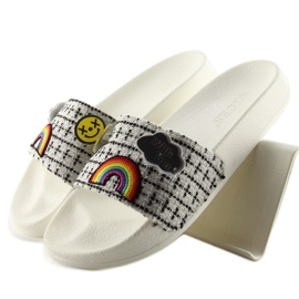 8228 Bílé pantofle se špendlíky bílý 1