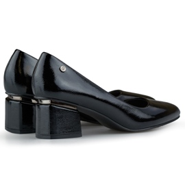 Elegantní lakované černé lodičky na středním podpatku černá 1