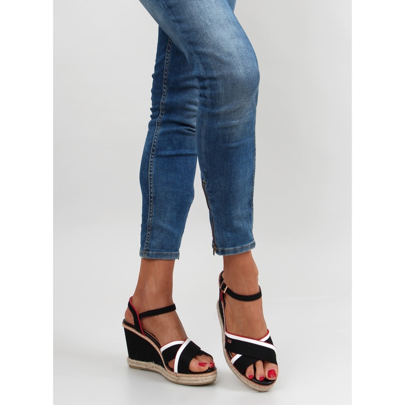 Sandály na klínku Tomy 1234 černé černá 1 Sandály na klínku Tomy 1234 černé černá 1