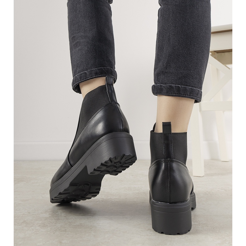 Klasické černé kozačky s elastickým Santacruzem černý 1