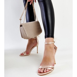 Béžové sandály s peřím od Adalgisio béžový 1