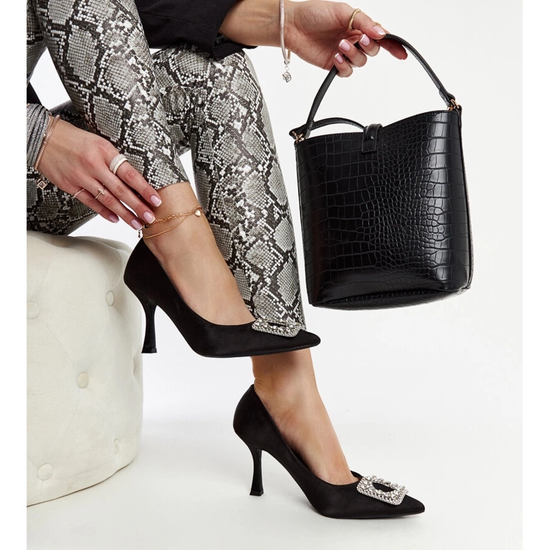 Černé vysoké podpatky se saténovým povrchem a kamínky Clemente černá 1