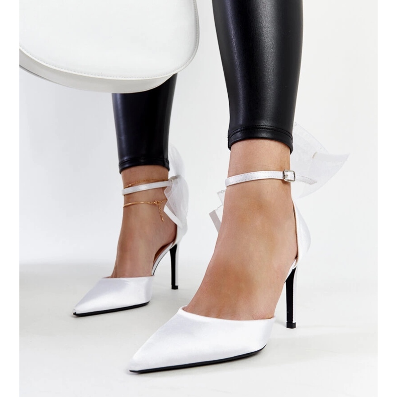 Bílé vysoké podpatky s mašlí od Ilaysa bílý 1