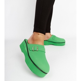 Zelený dřevák klouže po plošině Lang 2