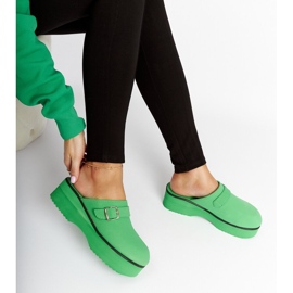 Zelený dřevák klouže po plošině Lang 1