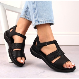 Pohodlné dámské kožené sandály na suchý zip, černé Rieker 64865-01 černá 1