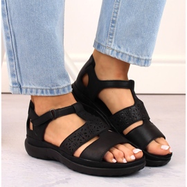 Pohodlné dámské kožené sandály na suchý zip, černé Rieker 64865-01 černá 3