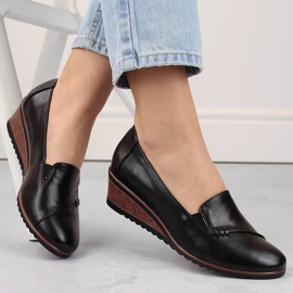 Dámské černé nazouvací boty na klínku Potocki SZ12345 černá 1 Dámské černé nazouvací boty na klínku Potocki SZ12345 černá 1