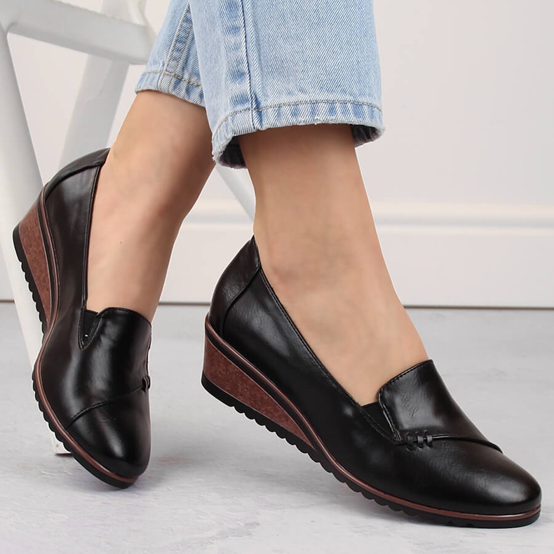 Dámské černé nazouvací boty na klínku Potocki SZ12345 černá 1