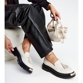 Světle béžové masivní mokasíny se zlatými vsadkami značky Tuga béžový 1 Světle béžové masivní mokasíny se zlatými vsadkami značky Tuga béžový 1