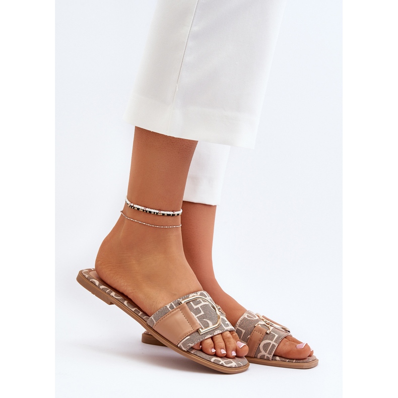 Lesklé dámské žabky s hnědým zdobením špičky 1