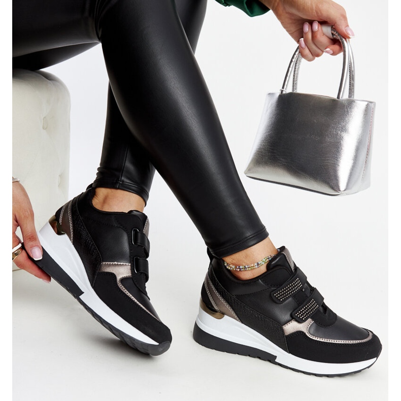 Černé tenisky na klínku zdobené asmeretskými kamínky černá 1