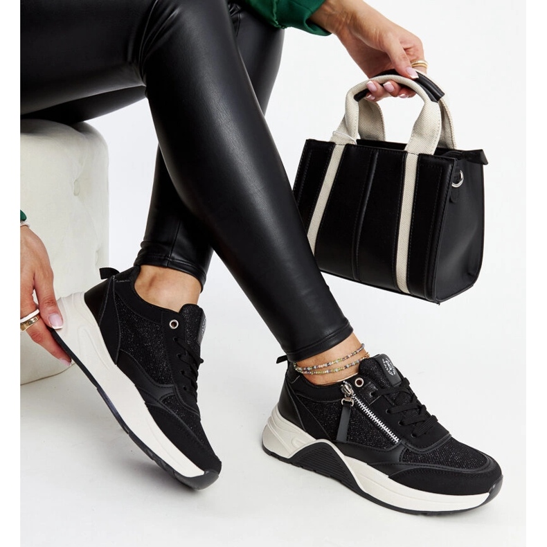 Černé lesklé tenisky na platformě Makda černá 1