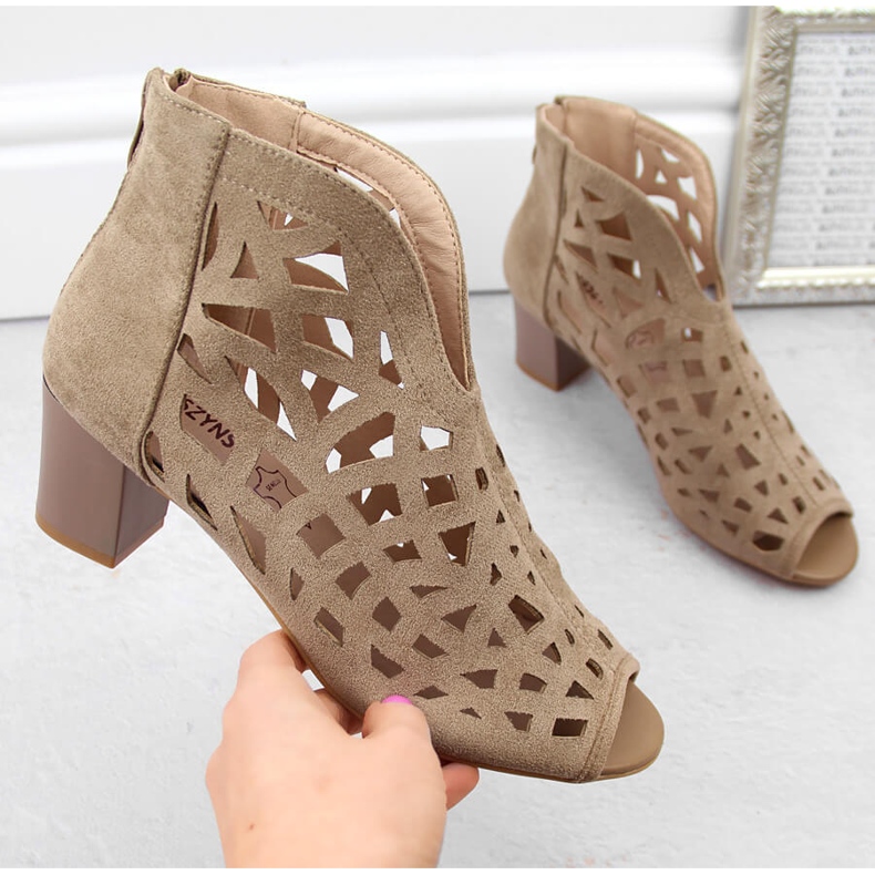 M. DASZYŃSKI Semišové dámské prolamované kotníkové boty, béžová, otevřená špička M.Daszyński MR1954-15 béžový 1 M. DASZYŃSKI Semišové dámské prolamované kotníkové boty, béžová, otevřená špička M.Daszyński MR1954-15 béžový 1