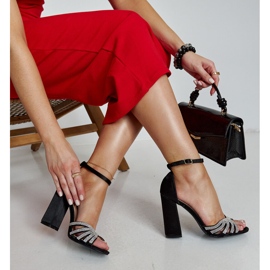 Černé lesklé sandály na vysokém podpatku značky Zrinka černá 1