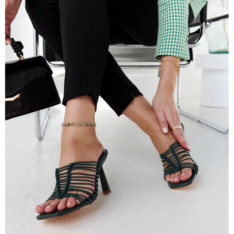 Tmavě zelené boty na podpatku značky Borna zelená 1