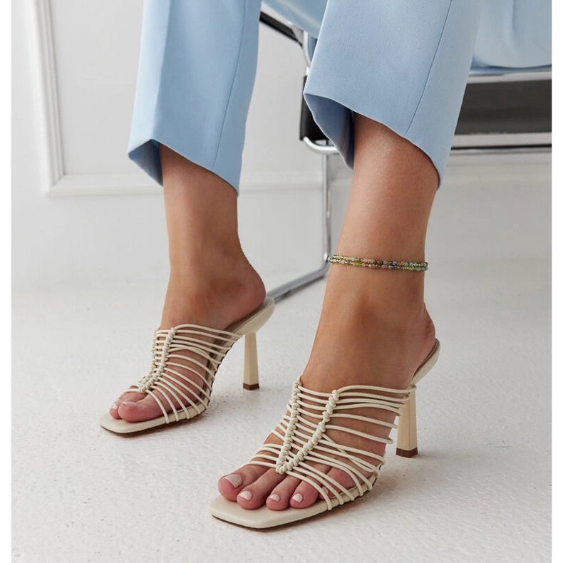 Světle béžové sandály na vysokém podpatku značky Borna béžový 1