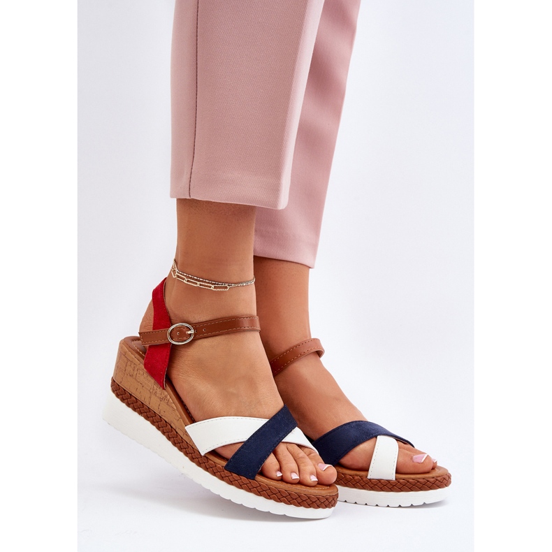 Bílé a tmavě modré sandály na klínku Kioda s pásky modrý 2