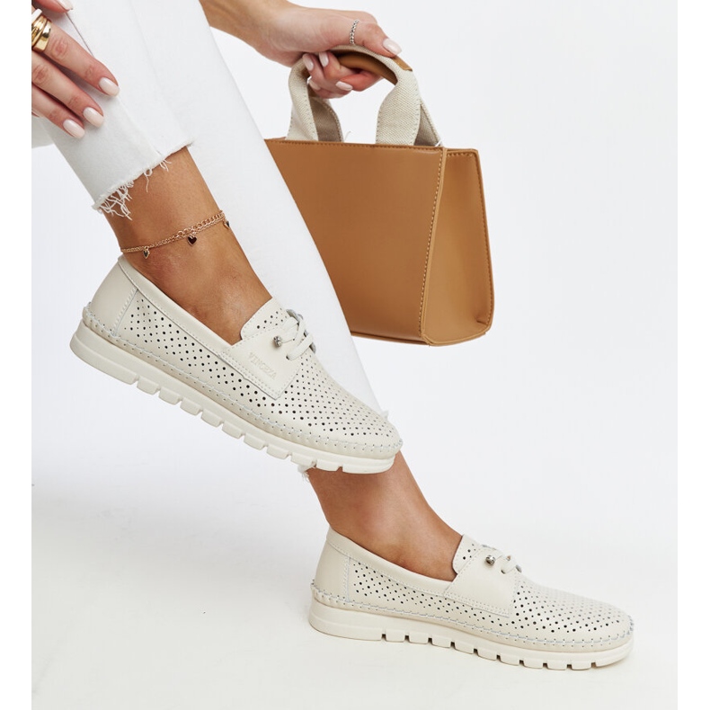 Béžové kožené prolamované boty Vinceza béžový 1