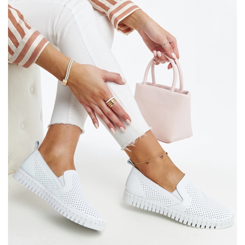 Bílé prolamované kožené boty Vinceza bílý 1