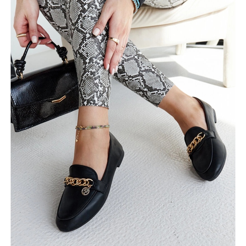 Černé mokasíny s řetízkem Scaletta černá 1